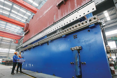 آلة الهيدروليكية الأنابيب الانحناء مع التزامن 2 مجموعات العمل معا CNC